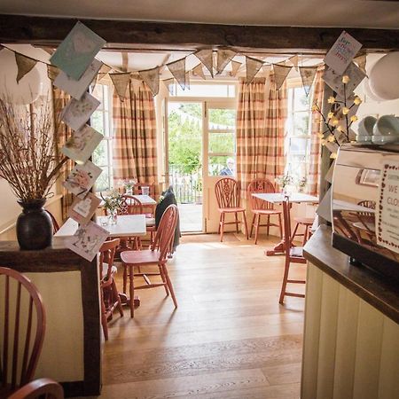 Swan House Tea Room And Bed & Breakfast 라드니 외부 사진