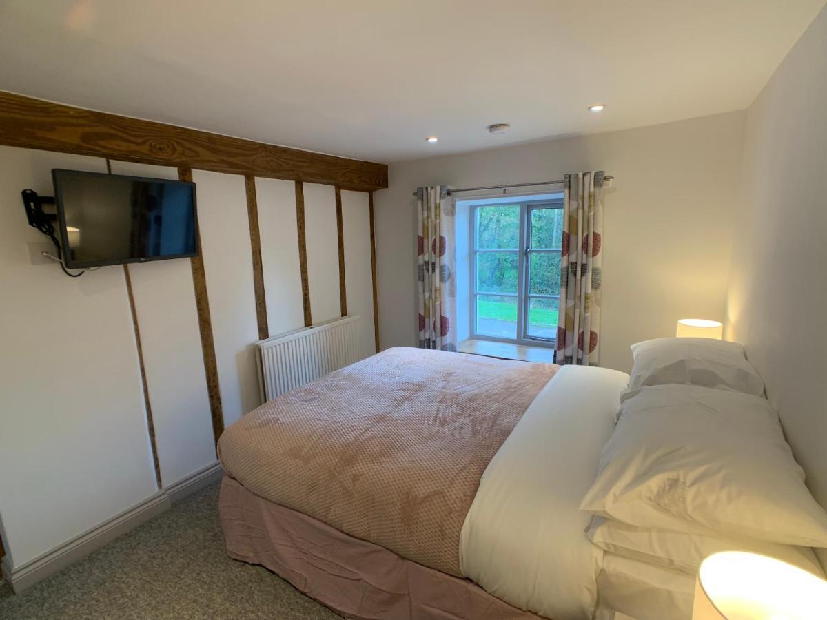 Swan House Tea Room And Bed & Breakfast 라드니 외부 사진