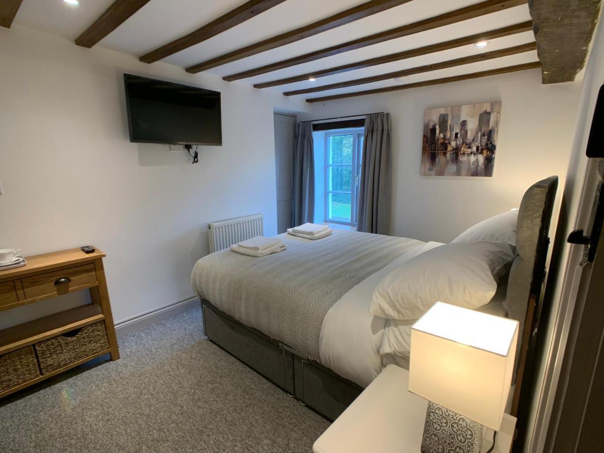 Swan House Tea Room And Bed & Breakfast 라드니 외부 사진