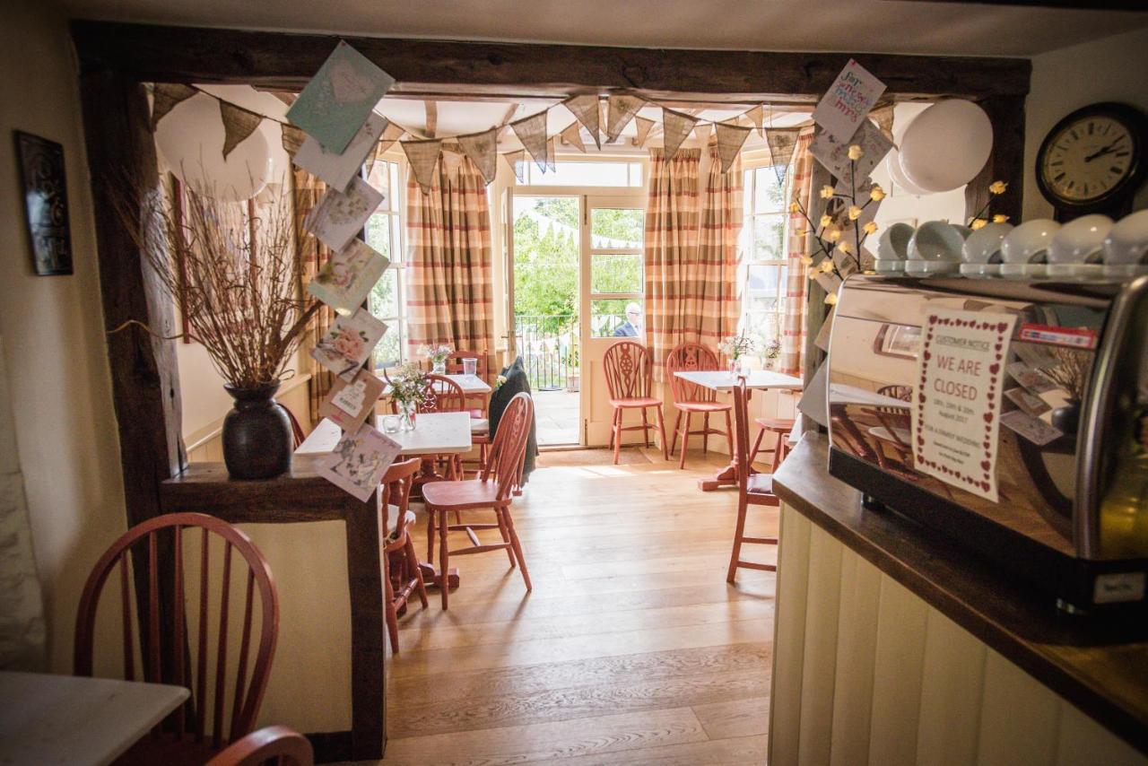 Swan House Tea Room And Bed & Breakfast 라드니 외부 사진